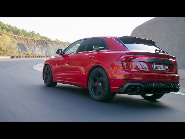 NEW Audi RS Q8 Performance on Racetrack