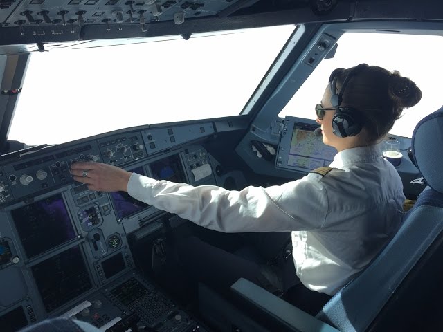 Im Cockpit eines Lufthansa Airbus A320 (360°-Video)