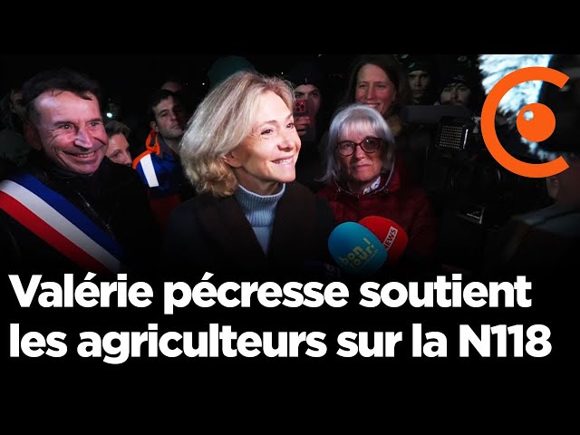 Valérie Pécresse soutient les agriculteurs en colère sur le barrage de la N118 à Vélizy