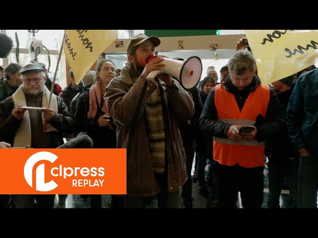 REPLAY - Occupation du siège de Lactalis par des #AgriculteursEnColere