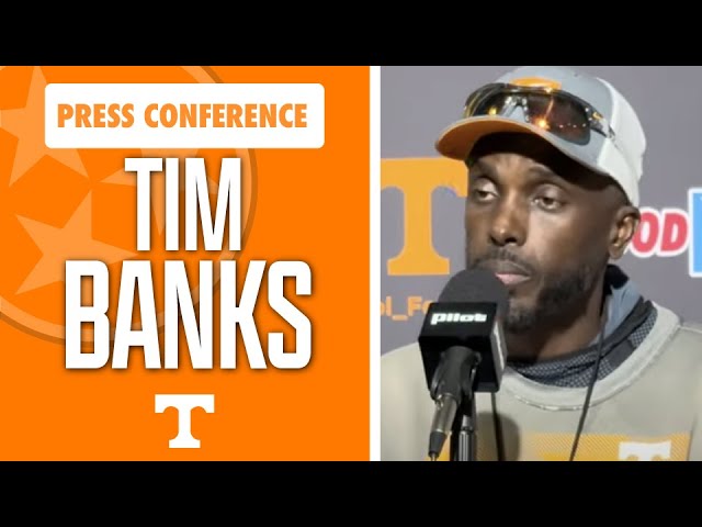 Tennessee football DC Tim Banks talks during Georgia week I Volquest I GBO