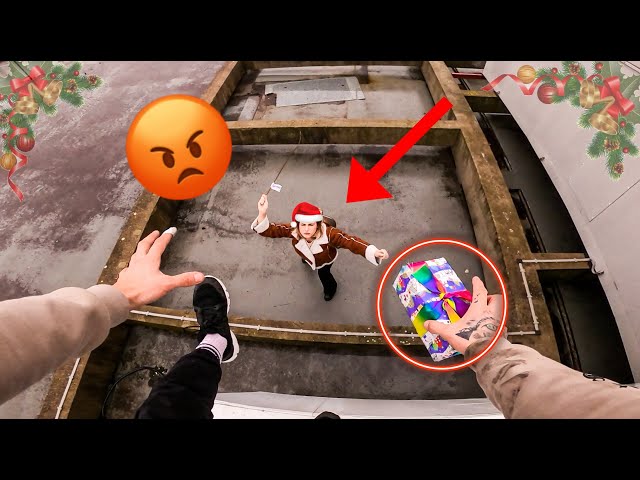 Escaping Angry Girlfriend 3.0 Christmas🎅 (Epic Parkour POV Chase)