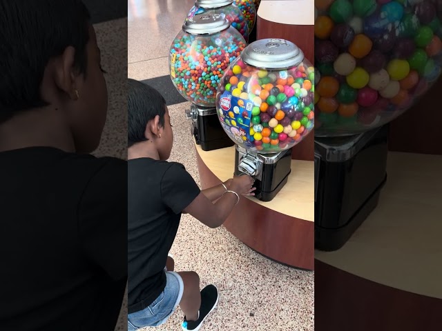 Candy or Bubblegum Dispenser/Vending Machine at the Mall #shorts #vendingmachine