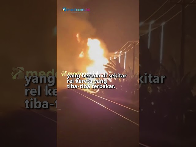 BAK FILM ACTION! KERETA API NEKAT TEROBOS KOBARAN API DI KARAWANG