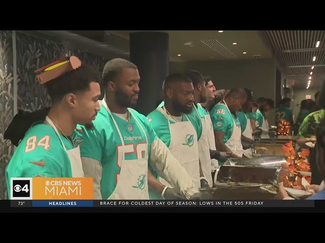 Miami Dolphins distribute Thanksgiving meals