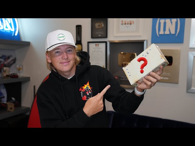 What's inside a $10,000 Pack of Cards!