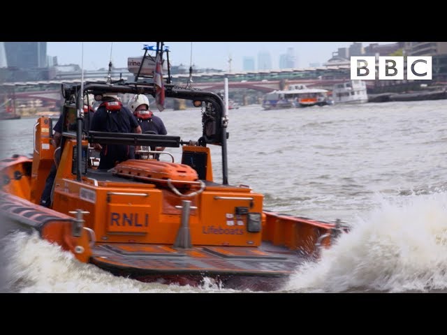 Unlikely hero saves man from River Thames | Saving Lives at Sea - BBC