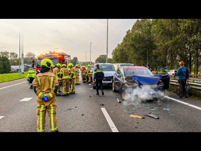 TESLA MODELO X APLASTADO COMO UNA LATA DE SARDINAS EN UN ACCIDENTE