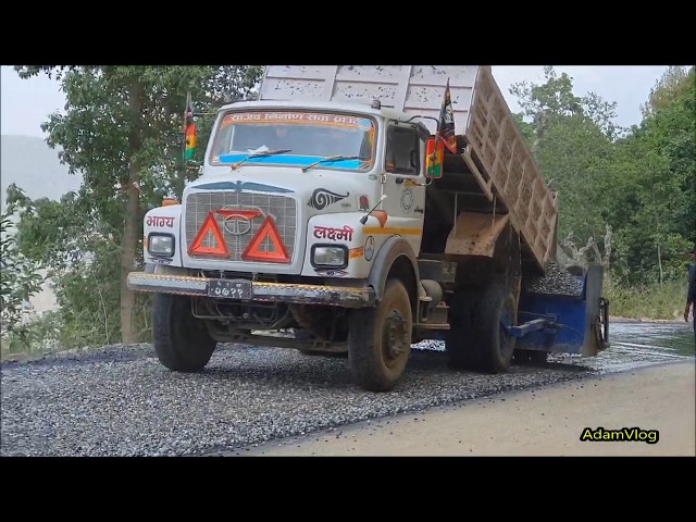 मध्यपहाडी लोक्मार्ग भोजपुर खण्ड्मा कालोपत्रे हुँदै गर्दा