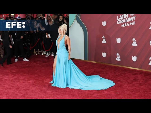 Juanes, Karol G y decenas de artistas desfilan por la alfombra roja de los Latin Grammy