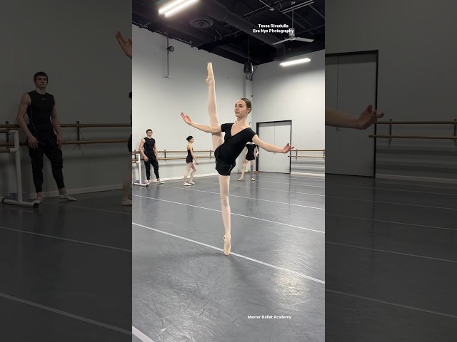 WOAH!! THAT BALANCE 😱 @tessa_rivadulla #ballet #balletclass