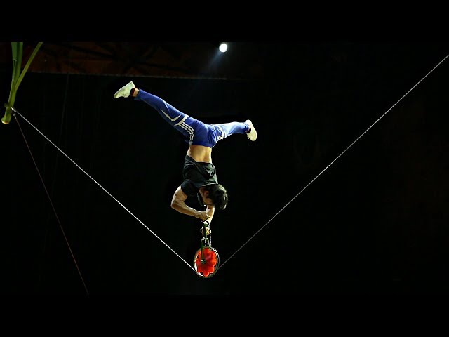 Acrobacias por todo o lado. Entre no backstage do Cirque du Soleil