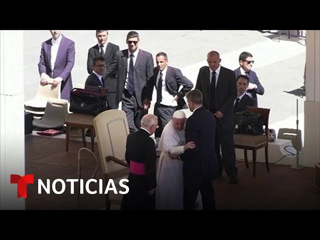 Imágenes muestran al papa Francisco caminando en bastón y con mucha dificultad | Noticias Telemundo