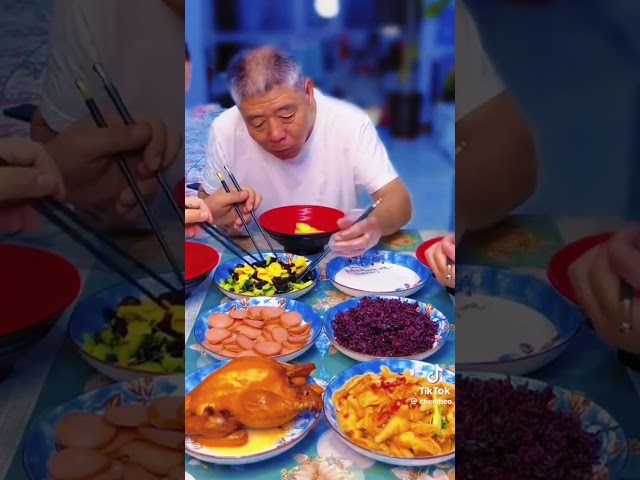 Lunchtime and dinner with the family/ #viralvideo #shortfeed #chenmeo #food #fyp #488