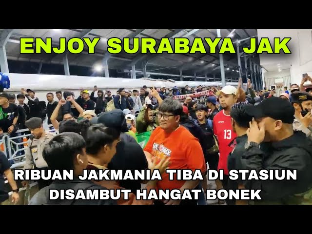 Rombongan Ribuan Jak Mania Telah Tiba di Stasiun Kota Surabaya disambut Para Pentolan Bonek