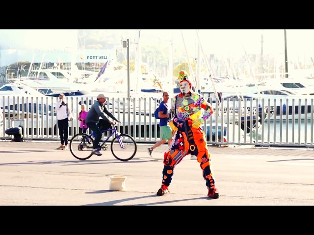 Street Performer Karcocha in Barcelona Spain! So FUNNY!!!!