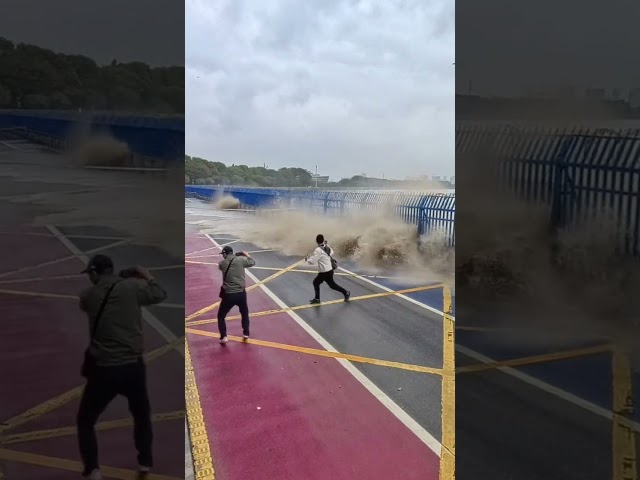 360-degree photography of the surging tide at Zhutoujiaoba, a famous tide-watching spot in Hangz