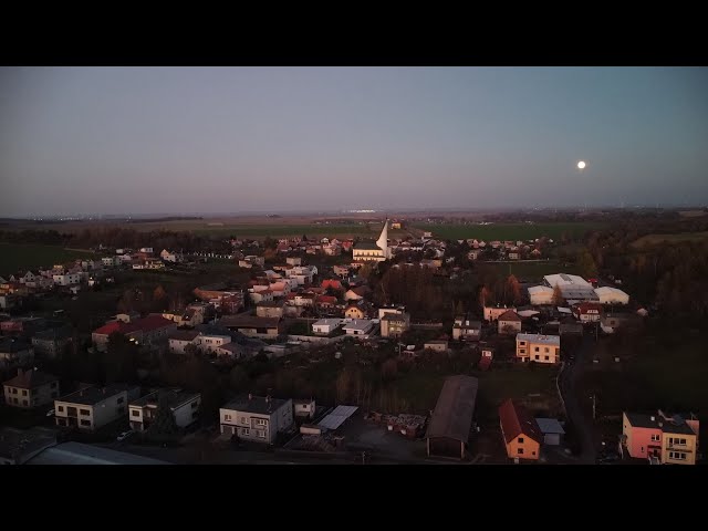 Hněvošice podvečer s úplňkem v listopadu  přelet dronem okolo obce při západu slunce