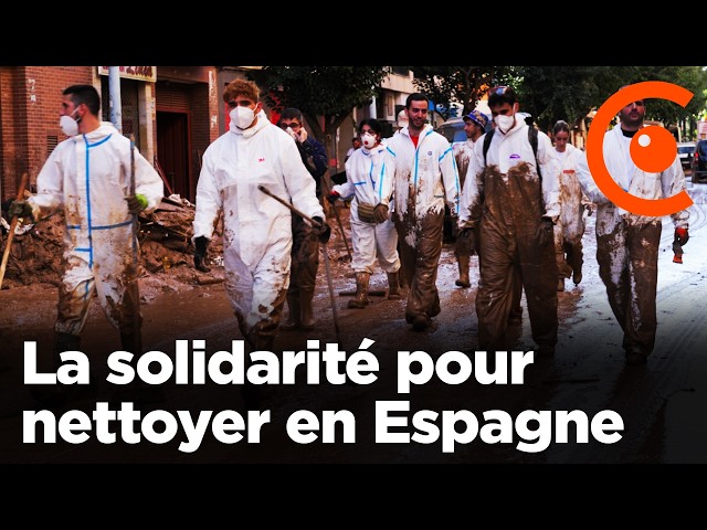 Solidarité à Paiporta pour nettoyer après les inondations à Valence en Espagne - 10/11/2024