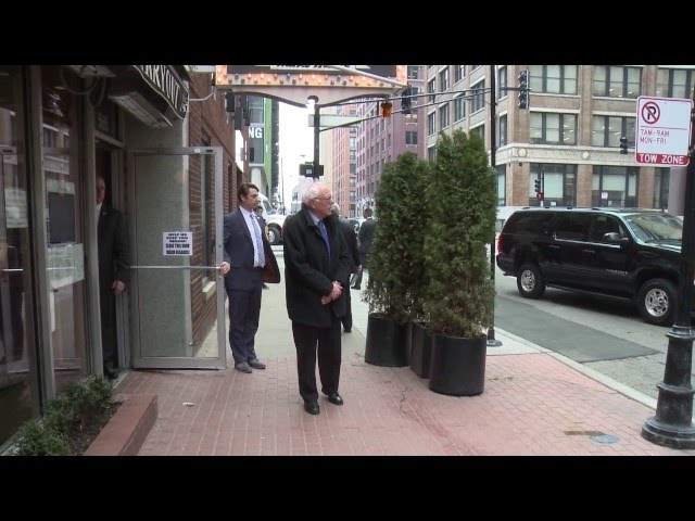 Bernie Sanders dines at Lou Mitchell's - Chicago, Illinois