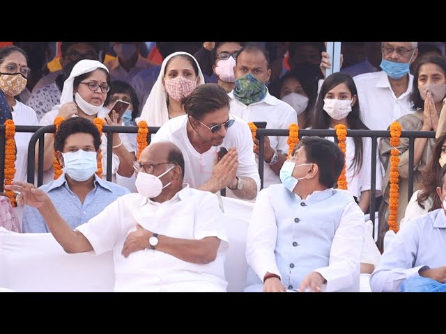 Shahrukh Khan arrives to see Lata Mangeshkar draped in Tricolour at Shivaji Park