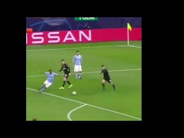 Manchester City players do not pass the ball to Sergio Agüero😔