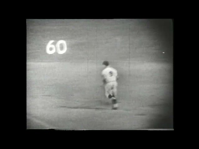 60! Roger Maris CRUSHES 60th home run of 1961 season! (Ties Babe Ruth for most EVER)