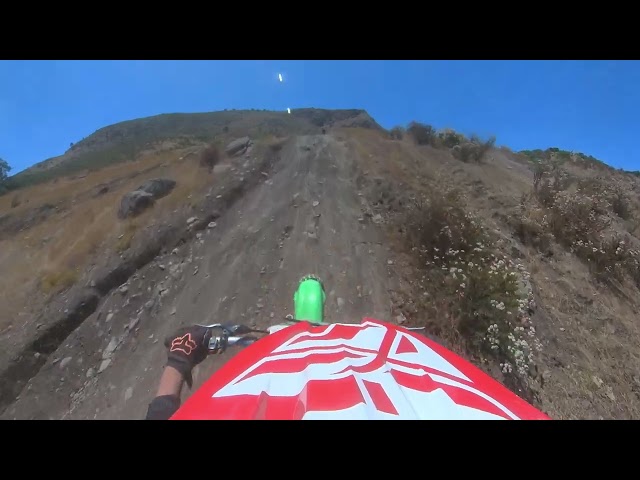 Hijo subiendo cerro la meseta en su moto