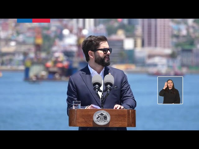 Presidente Boric y Presidente Macron visitan rompehielos Almirante Viel