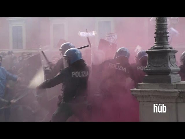 Bologna, tensione per il corteo dell'estrema destra: scontri tra polizia e antagonisti