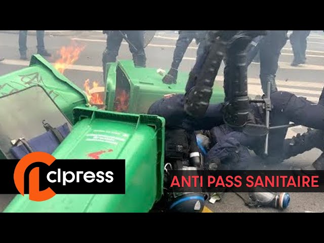 Manifestation anti pass-sanitaire : des policiers tombent sur une poubelle (31 juillet 2021, Paris)