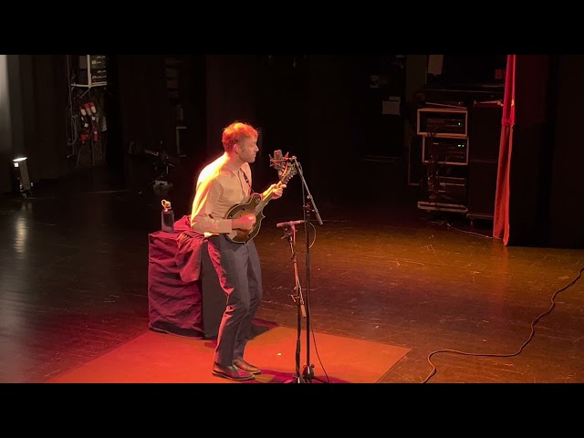 Chris Thile « God Is Alive Magic Is Afoot » (Leonard Cohen) @ Trianon (Live Paris 2022)