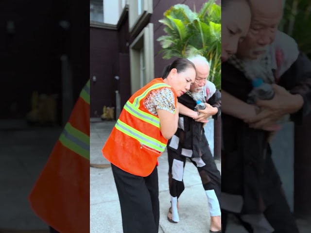 The old man helped the fainted cleaning lady [KINDNESS MAN] #kindness #homeless #help #oldman