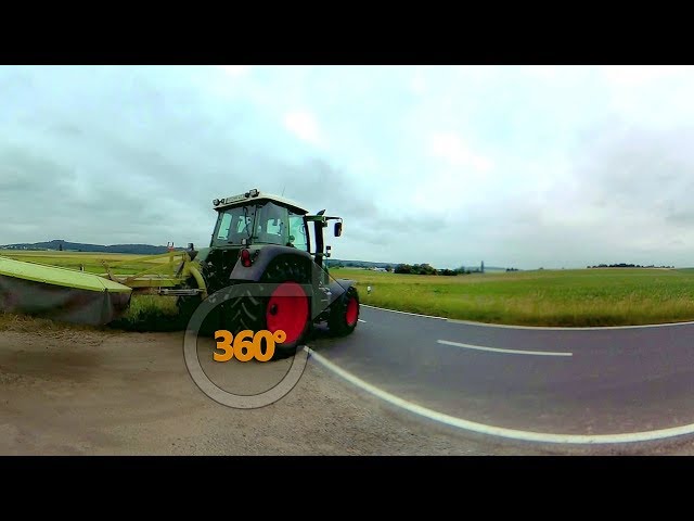 🚜 Tractor coming back from the field work passing by | 360° Tractor