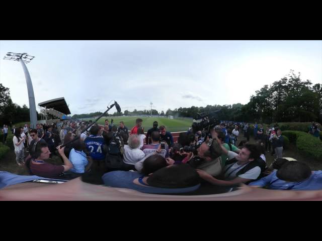 France squad signs autographs for fans