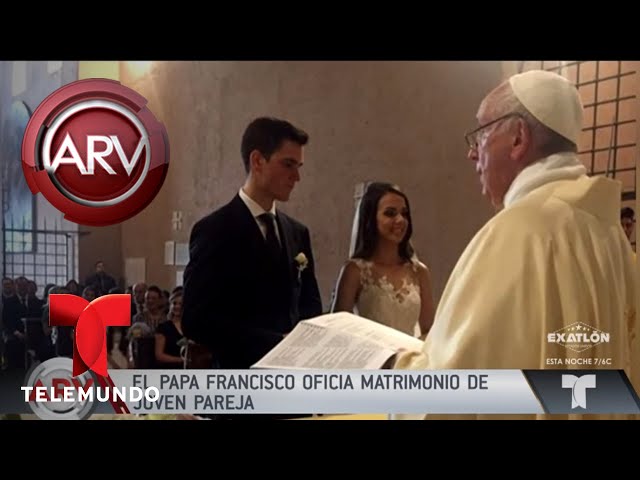 Papa Francisco oficia matrimonio de joven pareja | Al Rojo Vivo | Telemundo