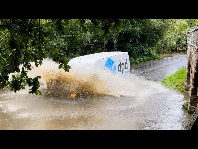 Crazy drivers, Full Speed Ahead, Bedfordshire || vehicles vs deep water || flood compilation