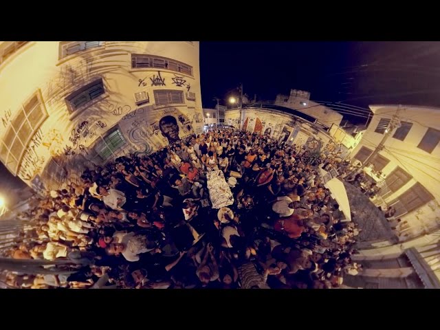 A live samba performance at the Pedra do Sal