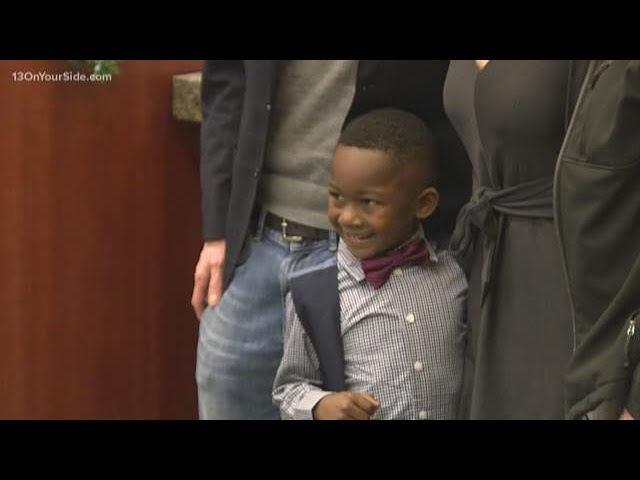 Young boy invites entire kindergarten class to his adoption hearing