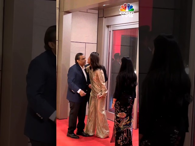 Ambanis Welcome Kareena Kapoor At The Jio World Plaza Opening Event In Mumbai! | Mukesh Ambani |N18S