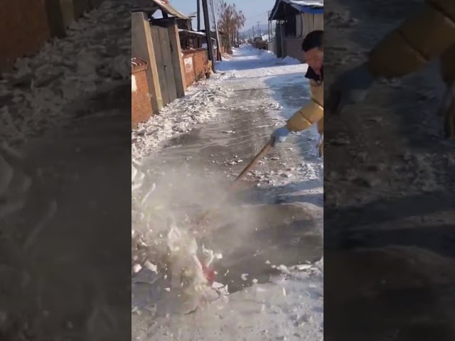 Remove snow faster with big shovel tool