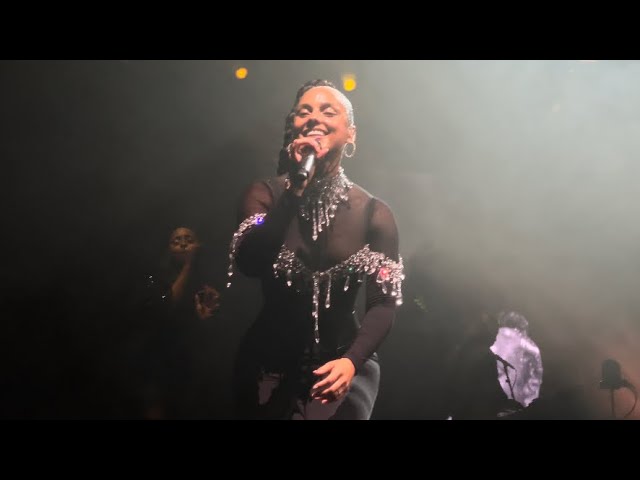 Alicia Keys - Girl on Fire & Superwoman - live Cologne 2022 (Köln Front of Stage)