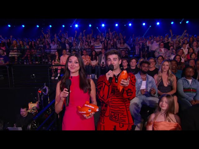 Jack and Kira Give Award for Favorite Creator Family! | Kids' Choice Awards 2024 #shorts