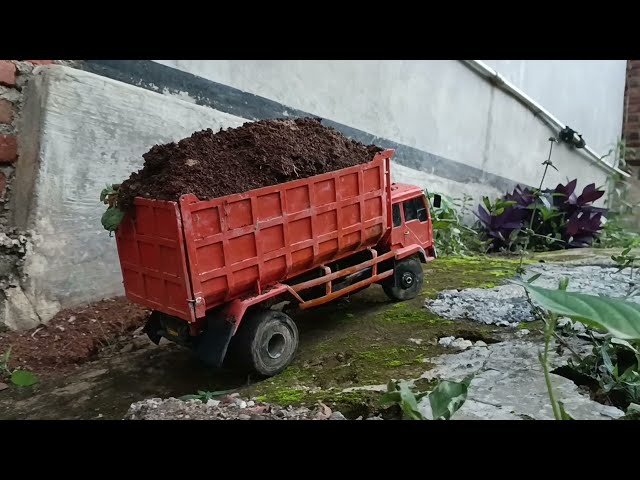 RC DUMP TRUCK FUSO TIDAK KUAT MENANJAK MUATAN OVERLOAD SAMPAI TERGULING