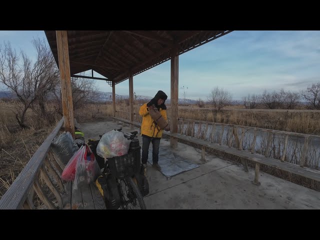 冬季骑行新疆阿勒泰，和骑友短暂相聚分别，一人在雪山脚下过夜【老叶的骑行之旅】