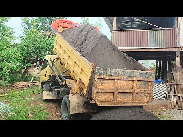 DUMP TRUK FUSO CANTER JOMPLANG MUATAN PASIR DI LORONG SEMPIT