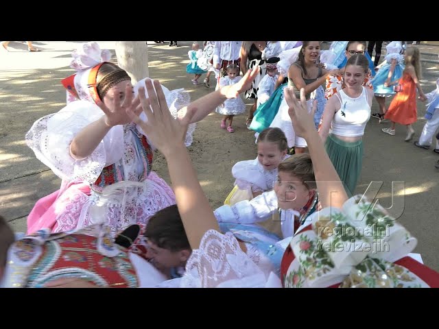 Týnek children under the green were enthralled by songs from fairy tales