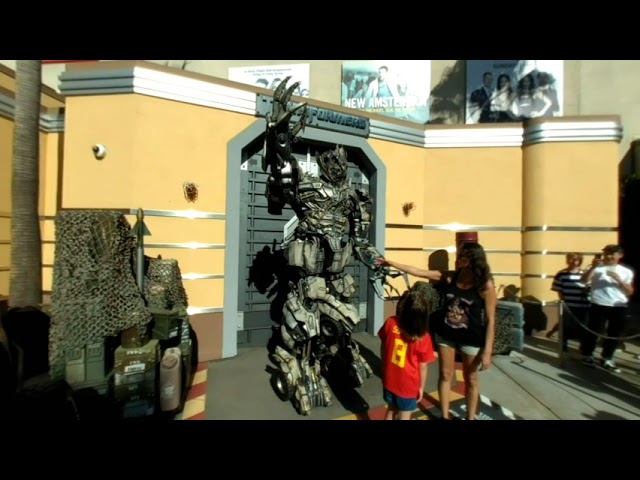 3D Universal Studios Meet the Transformers - Bumblebee Flirts & Megatron in bad mood