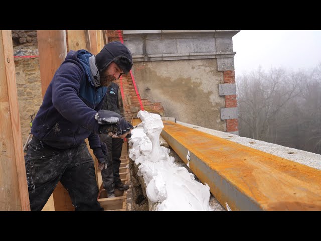 Setting the roofs ring beam.