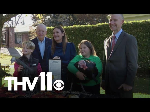 Gov. Sarah Huckabee Sanders pardons turkeys, Tom and Gladys